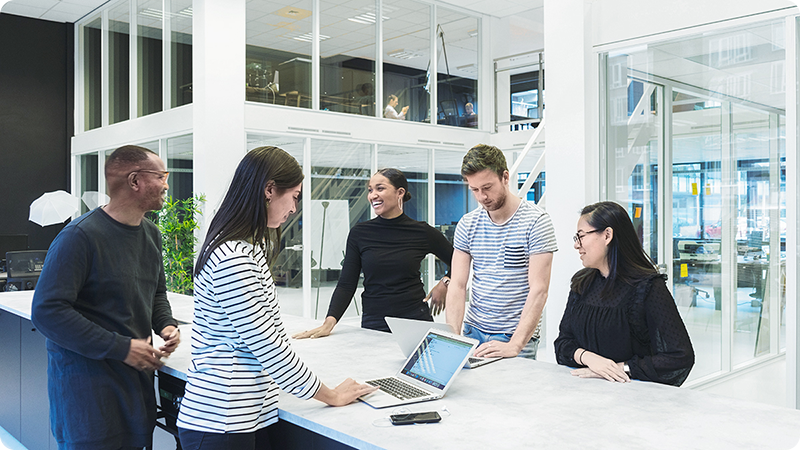 Image représentant un groupe de personnes respectueuses qui travaillent ensemble